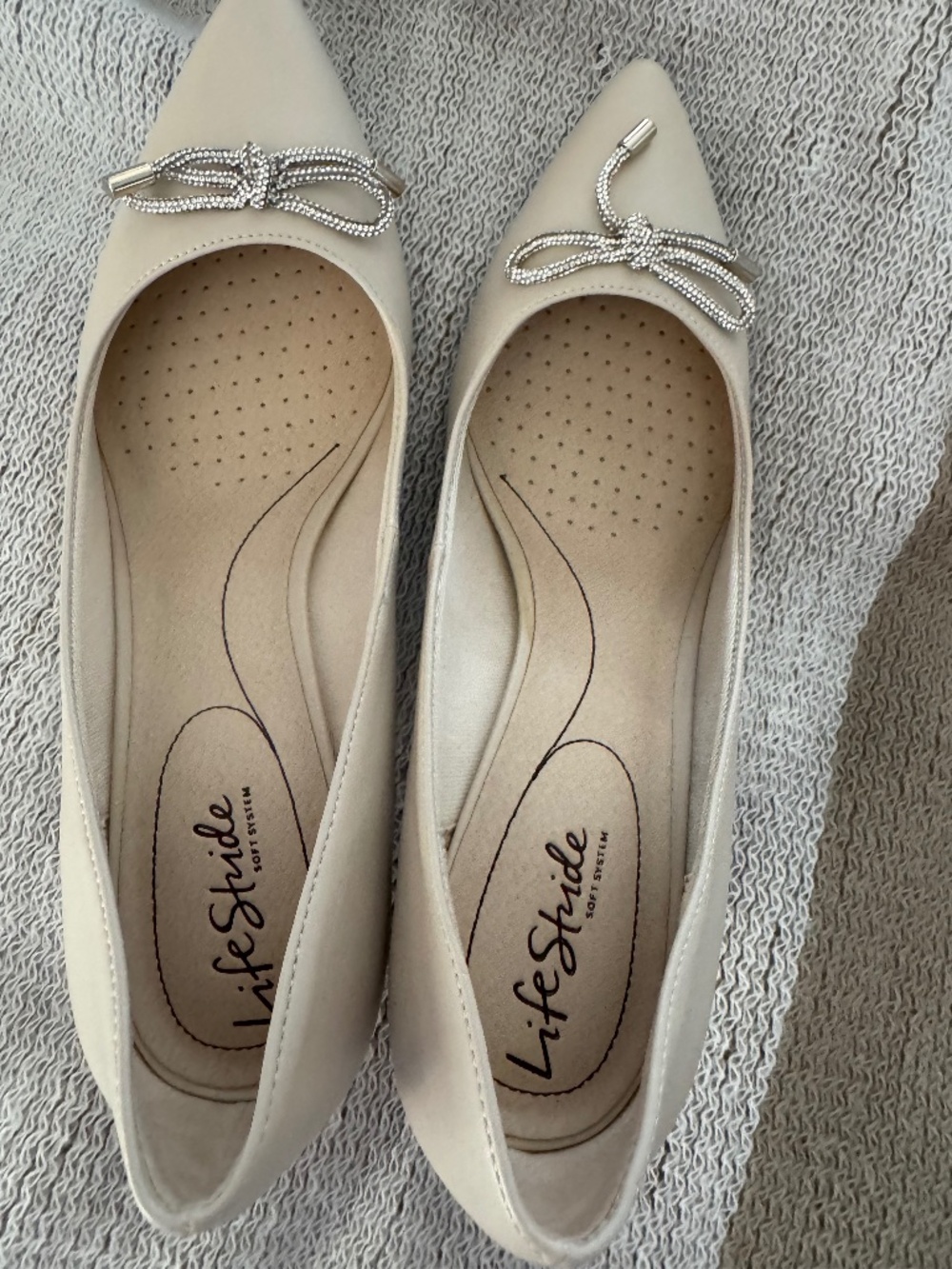 LifeStride beige pump